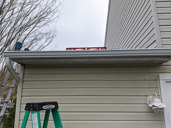 Pitching gutter with level Pitching gutter with level